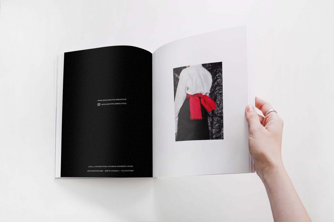 Mockup von einer Zeitschrift mit einer Anzeige von Geschwisterliebe Boutique Stuttgart