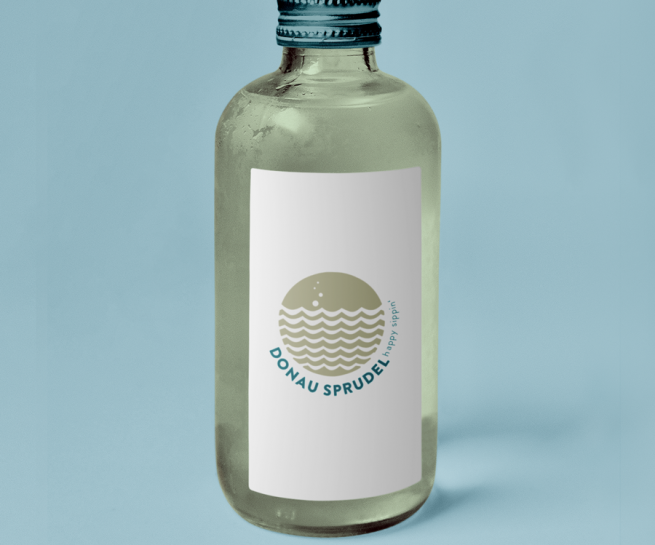 Foto von einer Glasflasche mit dem Logo Donau Sprudel
