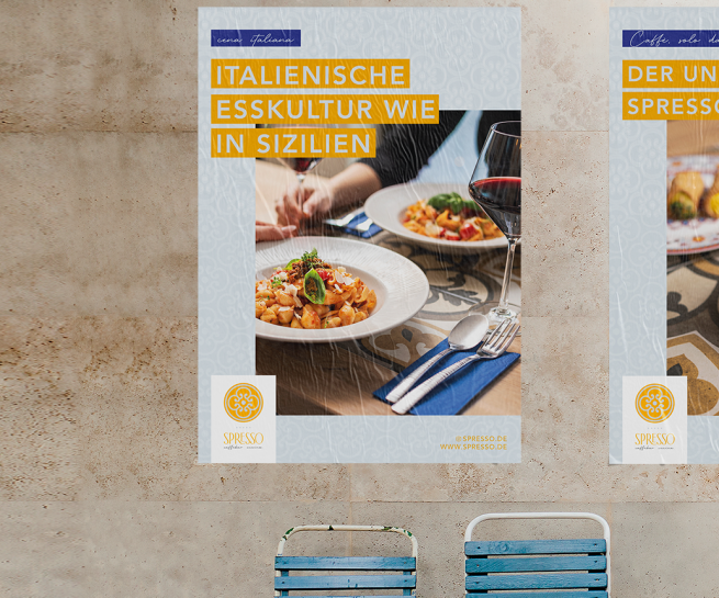 Drei Plakate an einer braunen Wand mit Poster für Spresso Ulm darunter stehen drei blaue Stühle