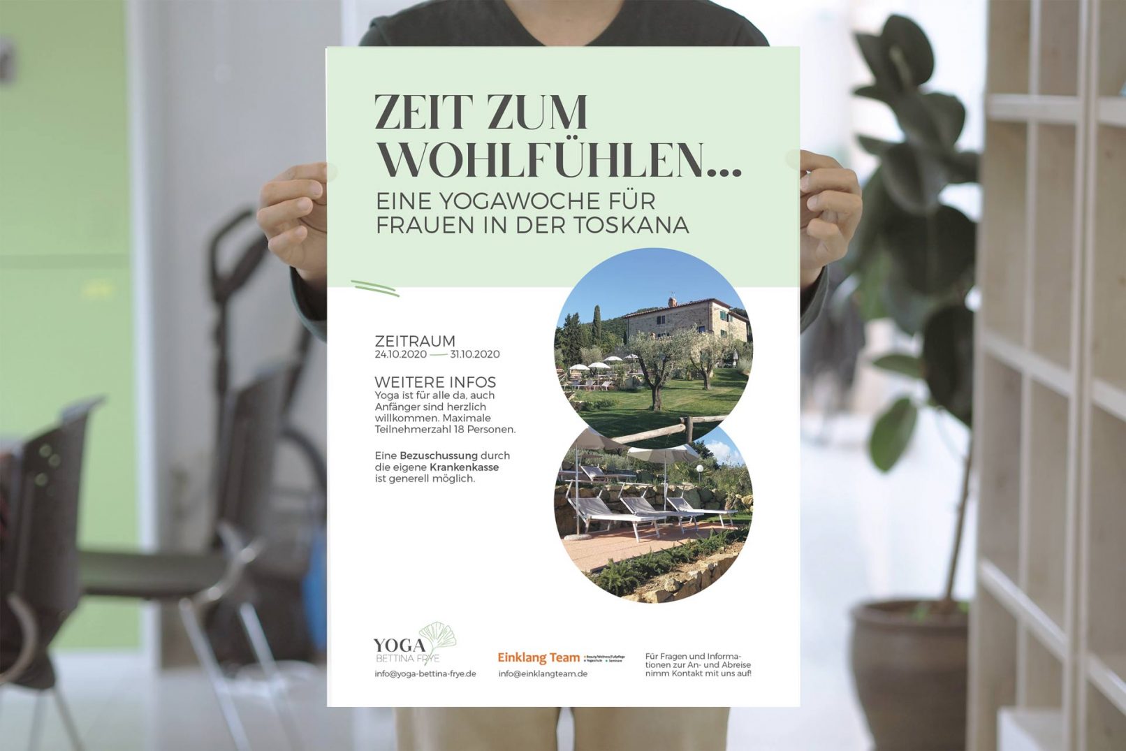 Person hält Plakat für Yogawoche mit Yoga Bettina Frye