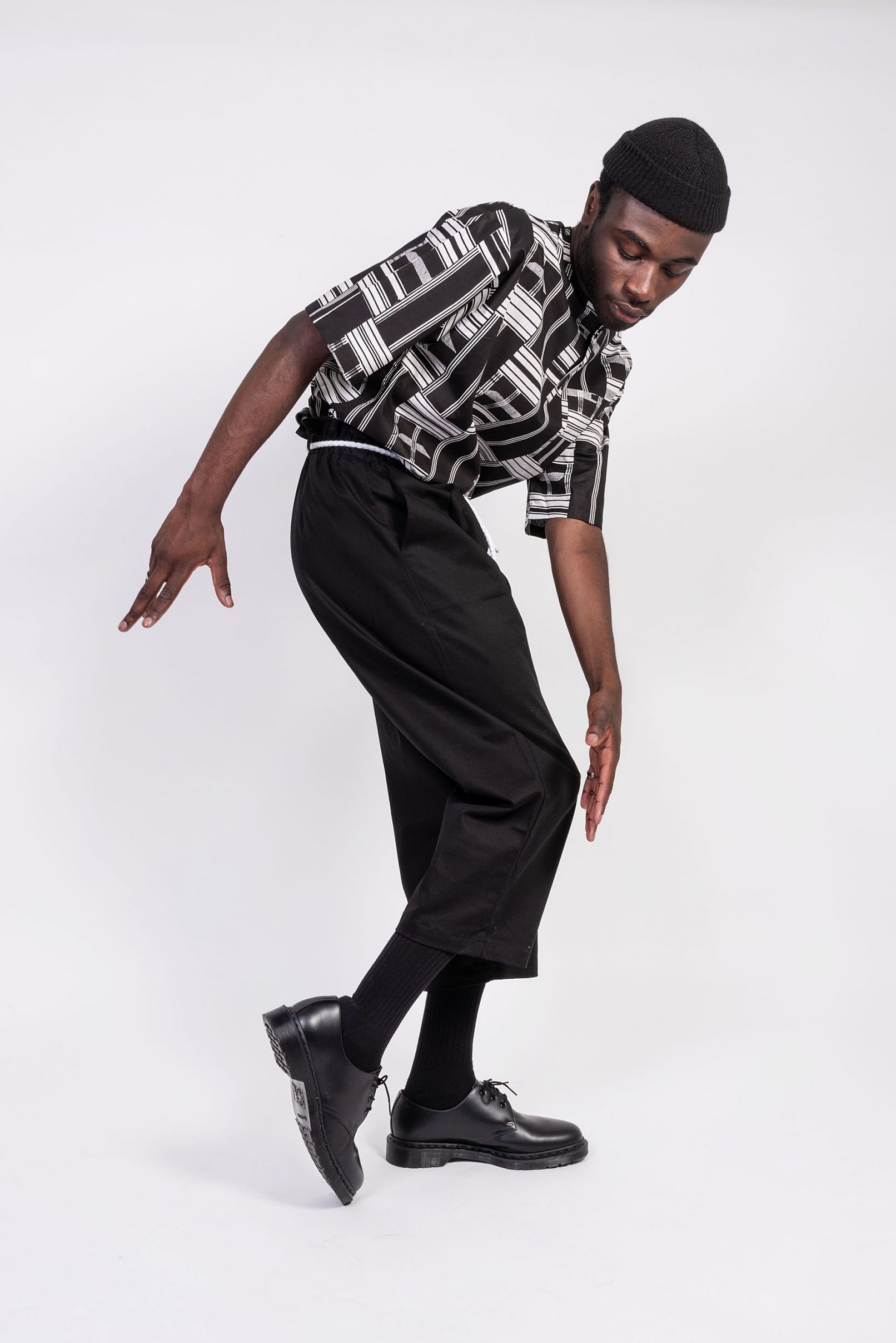 Männliches Model trägt Klamotten von Tolu&Hiklac