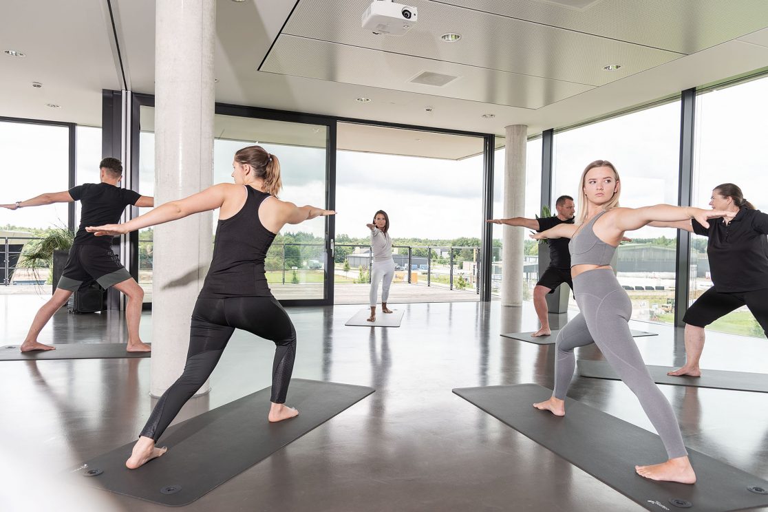 Yoga Stunde mit mehreren Teilnehmern
