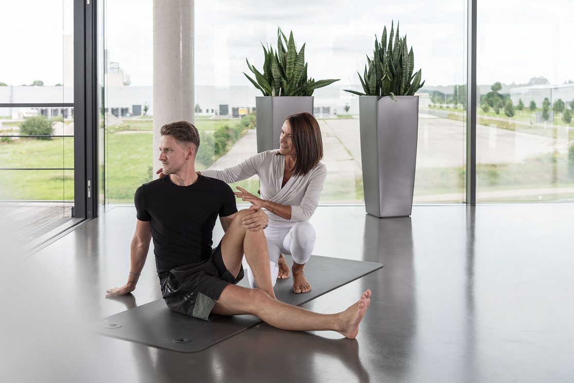 Babette Mick während der Yoga Stunde mit Teilnehmer