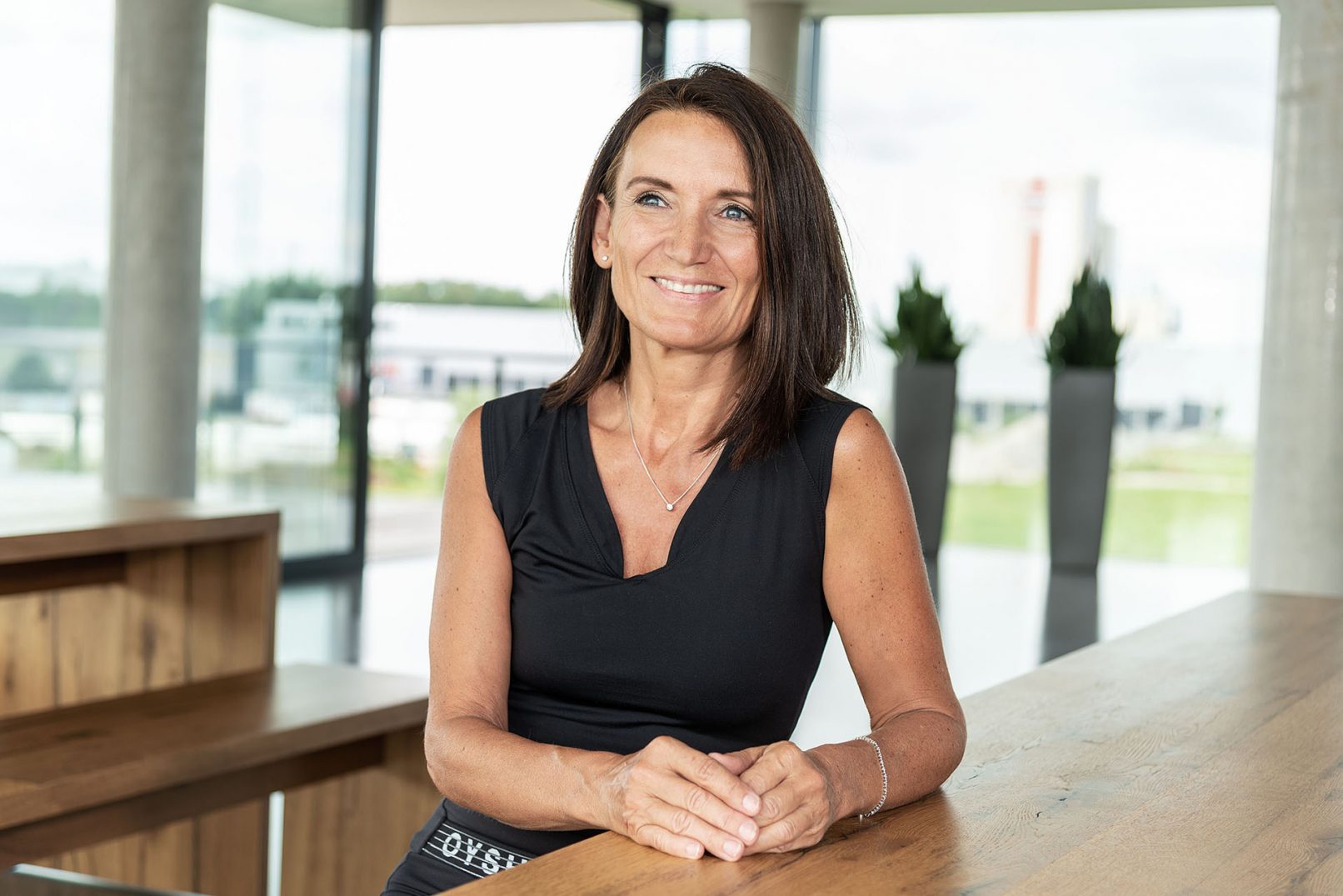 Portait von Babette Mick der Yogalehrerin in ihrem Yogastudio