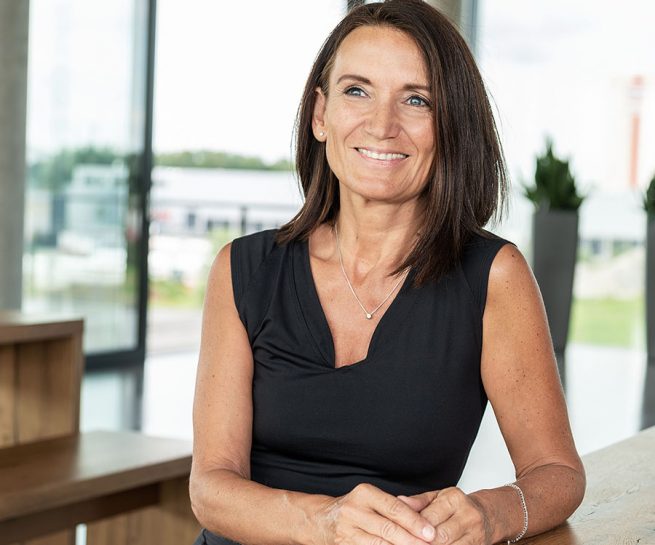 Portait von Babette Mick der Yogalehrerin in ihrem Yogastudio