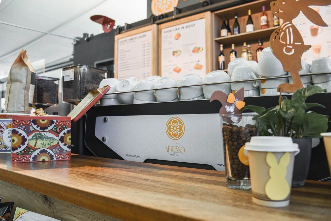 Beschriftung Kaffeemaschine von Spresso Memmingen am Flughafen