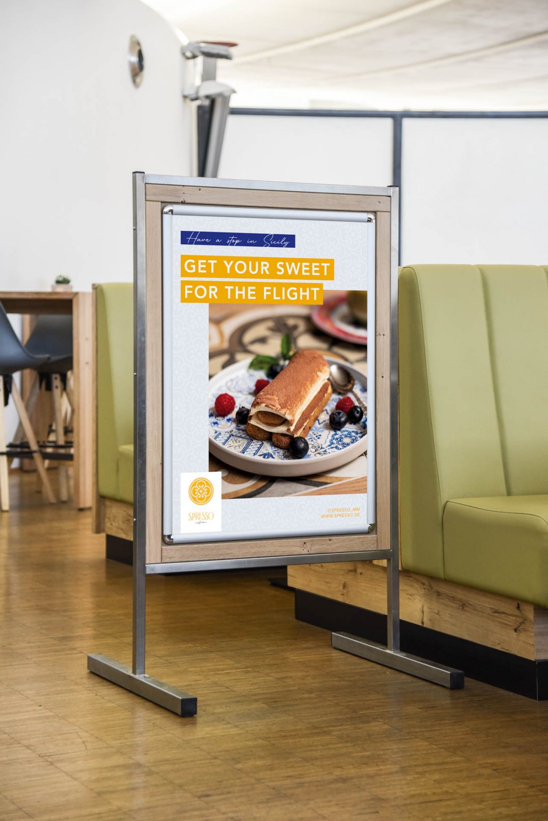 Kundenstopper mit Plakat von Spresso Memmingen am Flughafen