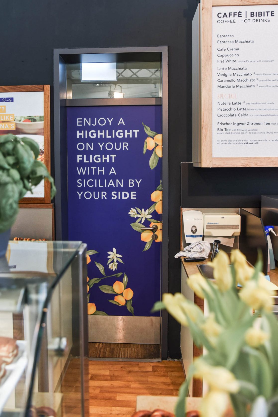 Türbeschriftung von Spresso Memmingen am Flughafen