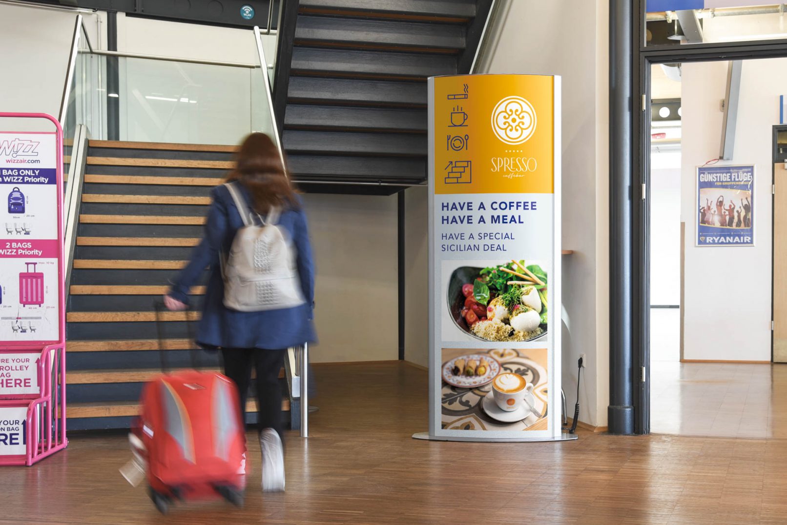 Displayaufsteller mit Fotos von Spresso Memmingen am Flughafen