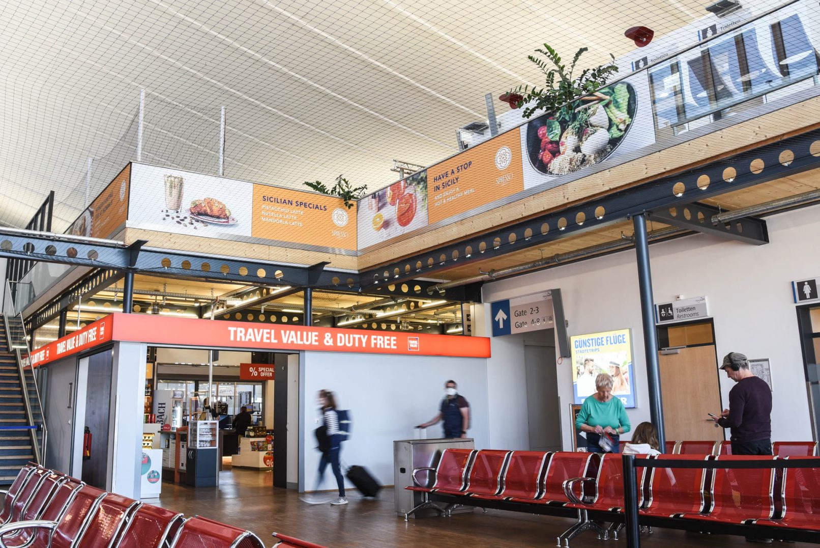 Beschriftung von Spresso Memmingen am Flughafen