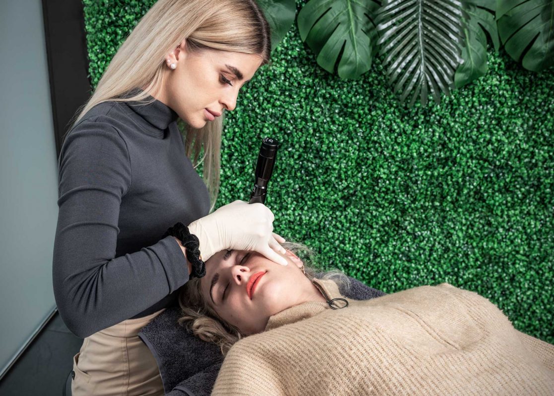 Augenbrauenbehandlung bei Beautique Ulm