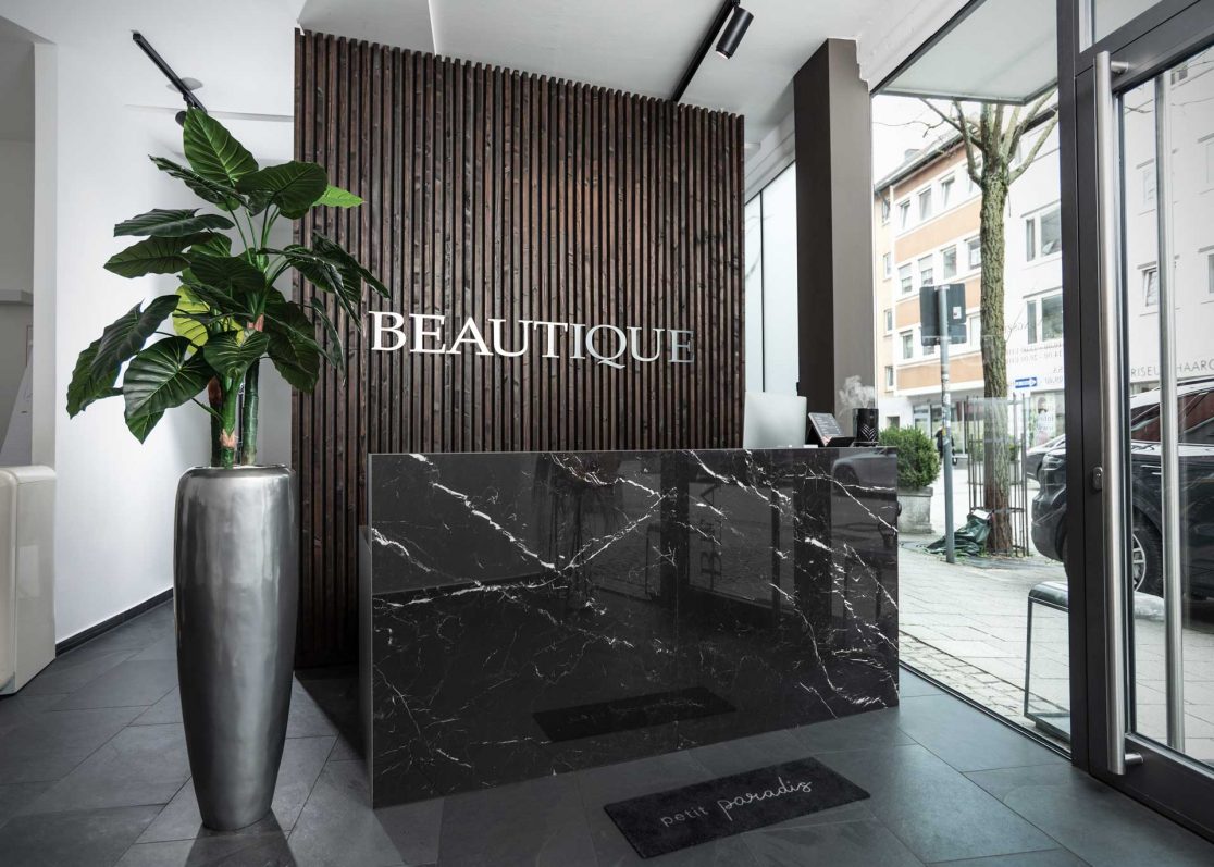 Eingangsbereich mit Holz und Marmor von Beautique Ulm