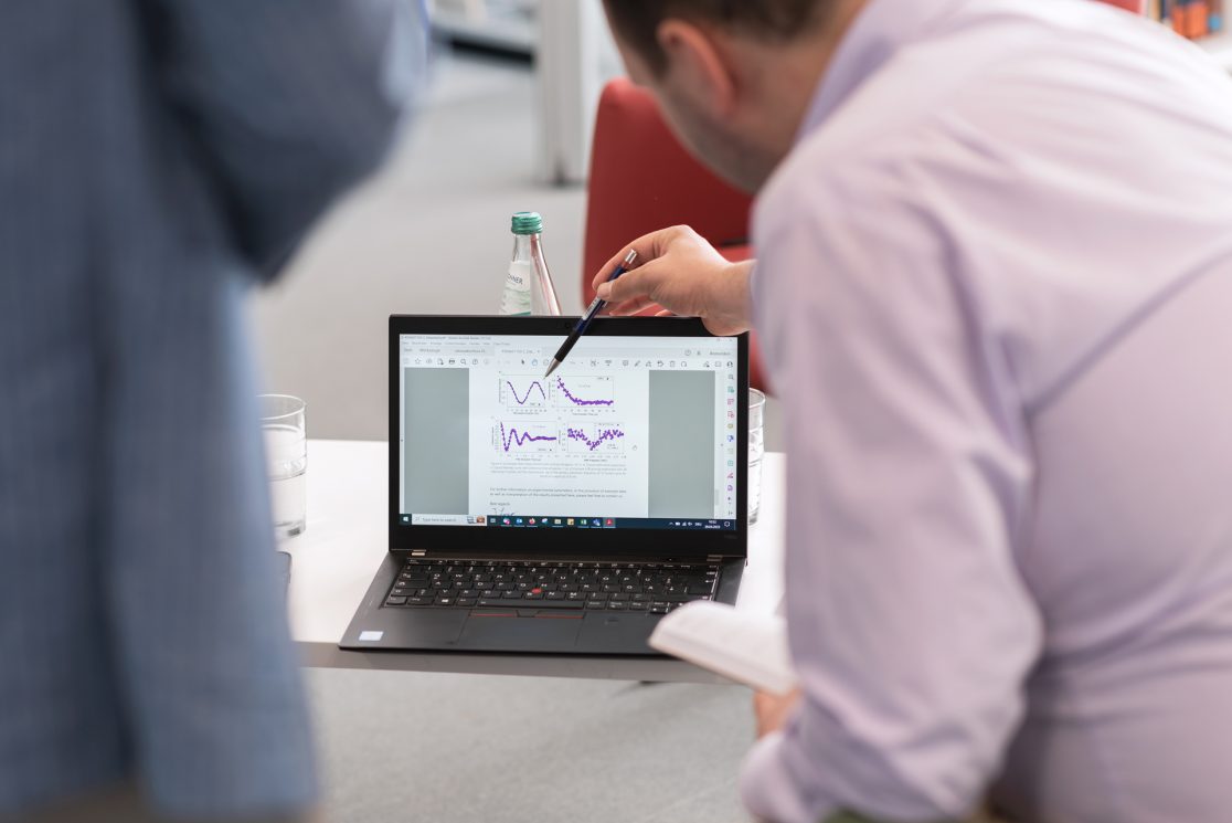 Mitarbeiter im Gespräch die Graphen analysieren