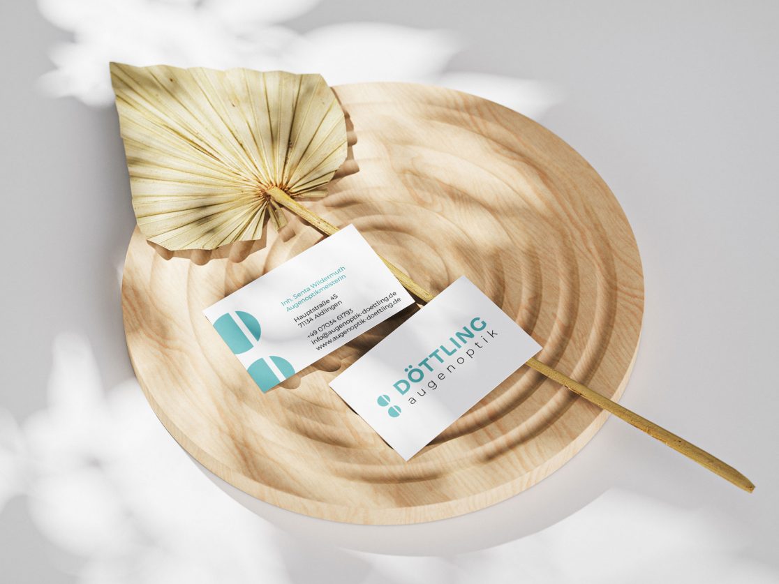 Mockup von zwei Visitenkarten auf grauem Hintergrund mit dem Logo von Augenoptik Döttling Aidlingen