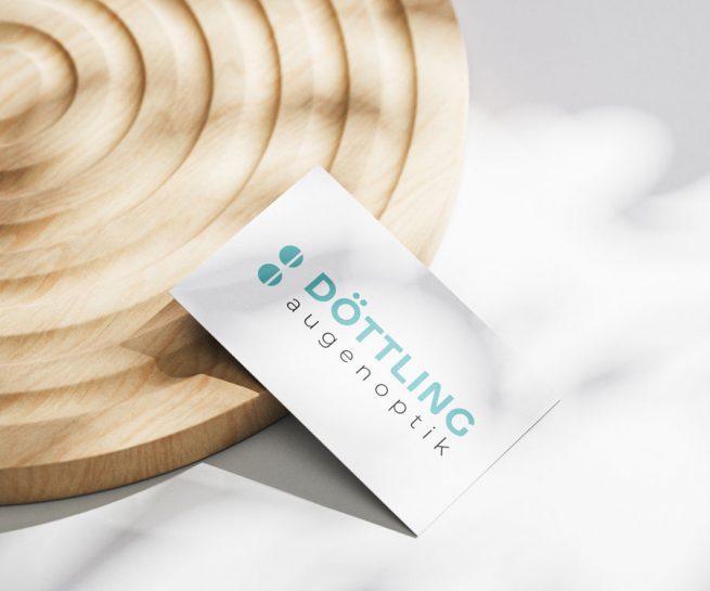 Mockup von einer Visitenkarte auf grauem Hintergrund mit dem Logo von Augenoptik Döttling Aidlingen