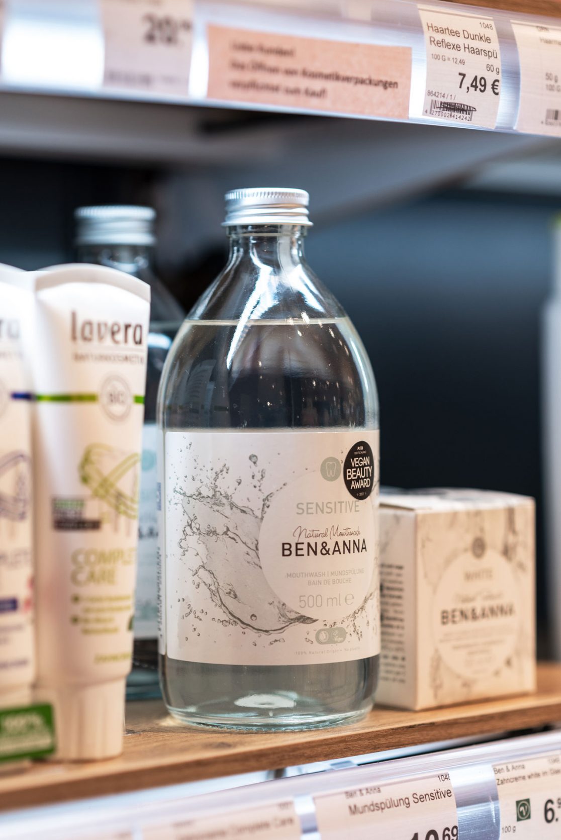 Glasflasche von Ben&Anna im Kosmetik Regal