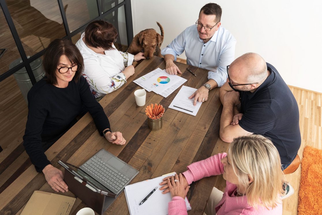 Mitarbeiter im Gespräch von Pharecon Personalberatung Weißenhorn