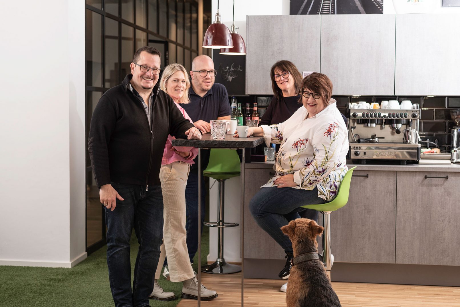 Mitarbeiter im Gespräch von Pharecon Personalberatung Weißenhorn