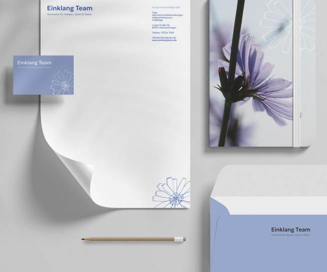 Mockup mit Visitenkarte, Briefpapier, Notizbuch, Stift und Briefumschlag mit Branding des Einklang Teams