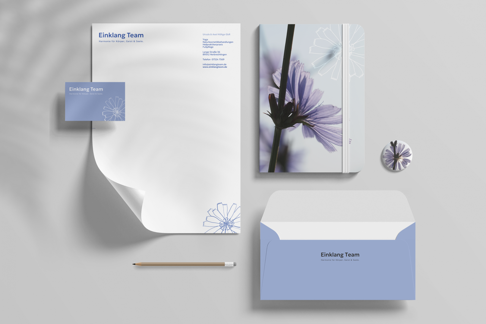 Mockup mit Visitenkarte, Briefpapier, Notizbuch, Stift und Briefumschlag mit Branding des Einklang Teams
