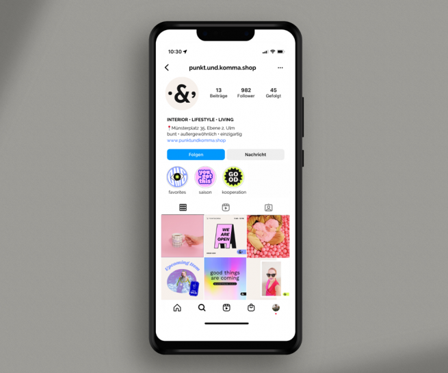 Mockup von Mobiltelefon mit Instagram Grid von dem Punkt und Komma Shop
