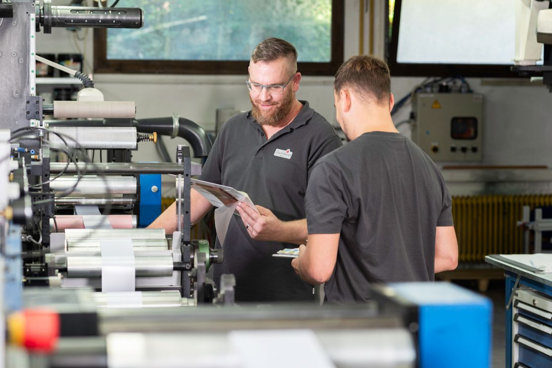 Foto von zwei Mitarbeitern in der Produktion der Firma Glücksband Göppingen