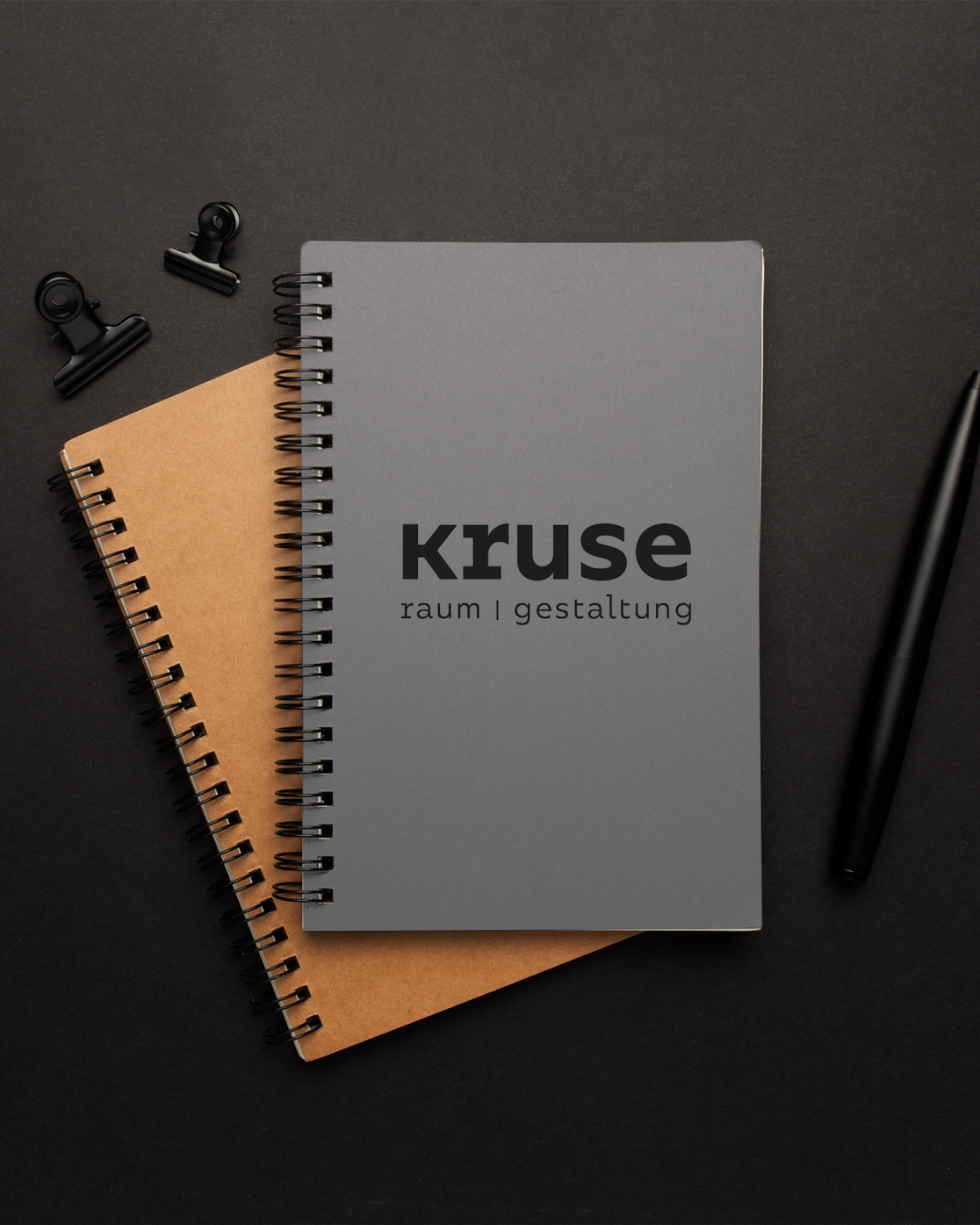 Mockup eines Notizbuchs mit Logo der Firma kruse – raum und gestaltung