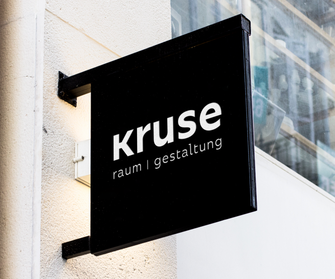 Mockup eines Firmenschildes mit Logo der Firma kruse – raum und gestaltung