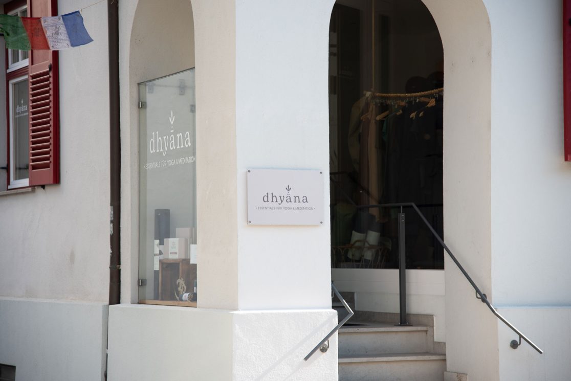 Beschriftung von dem Yogaladen dhyana Ulm
