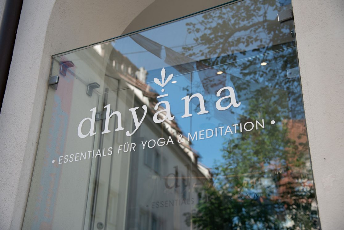 Fensterbeschriftung von dem Yogaladen dhyana Ulm